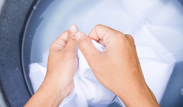 mencuci pakain bayi dengan sabun